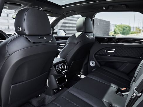 Used 2025 Bentley Bentayga AWD/4WD image 38
