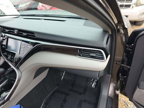 Used 2018 Toyota Camry LE FWD image 13