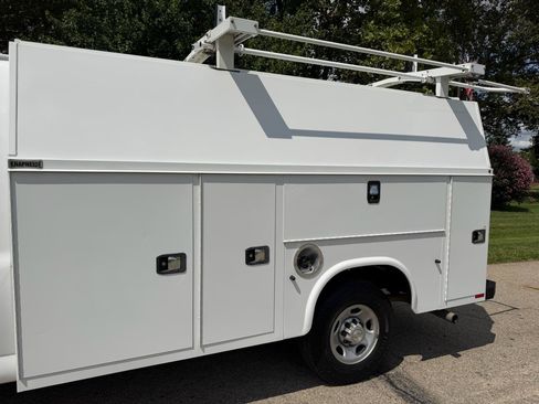 Used 2022 Chevrolet Express 3500 w/ Power Convenience Package RWD image 17