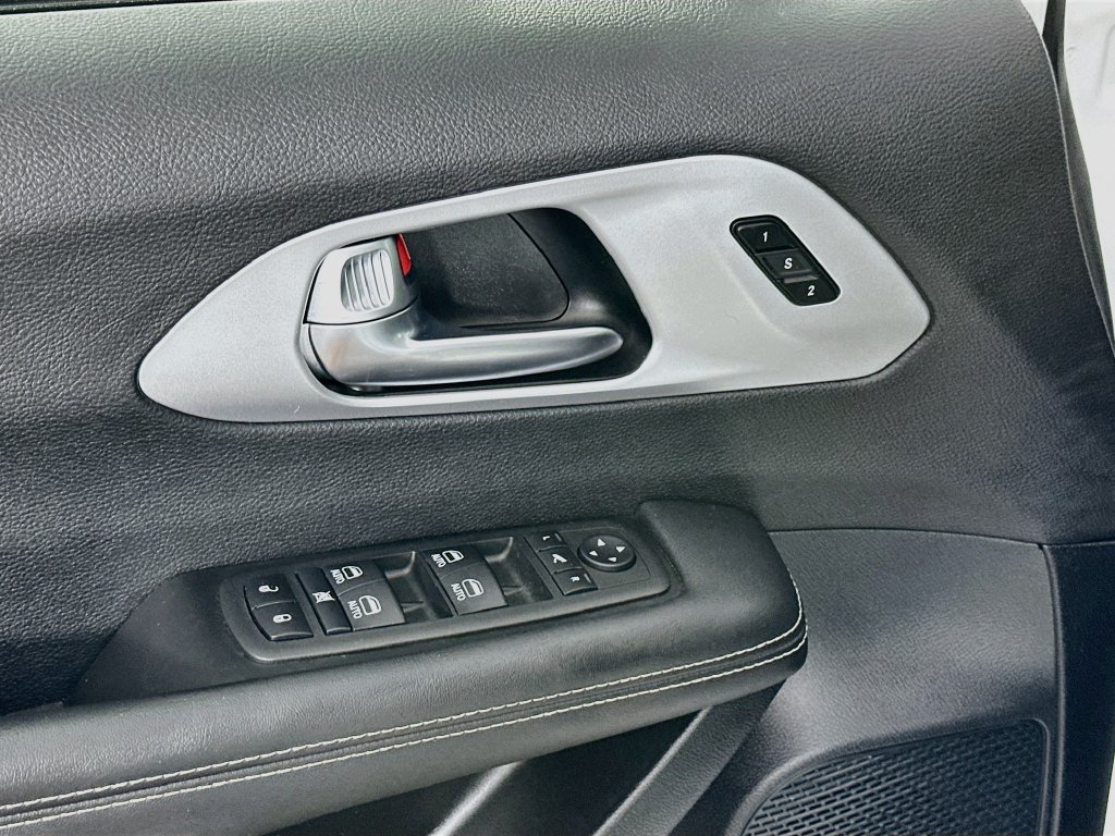 Certified 2025 Chrysler Pacifica Limited FWD image 27