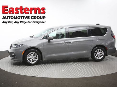 Used 2023 Chrysler Pacifica Touring-L FWD image 59