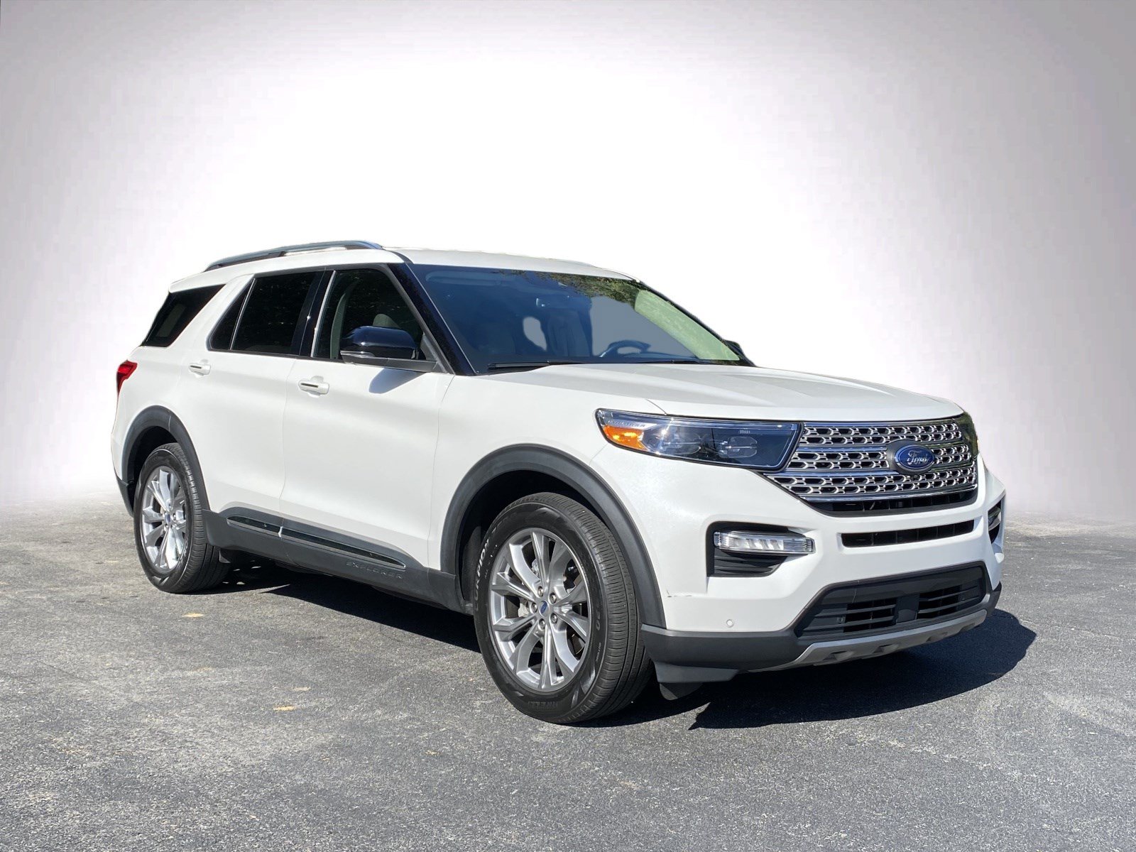 Used 2022 Ford Explorer Limited w/ Equipment Group 301A RWD image 2
