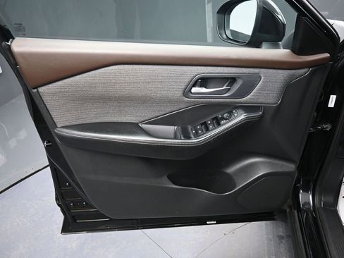 Used 2023 Nissan Rogue SV image 22