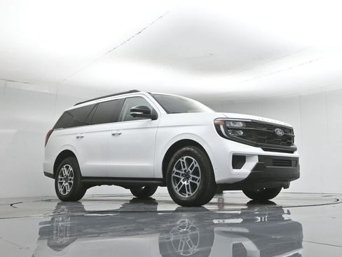 Used 2025 Ford Expedition Active AWD/4WD image 4