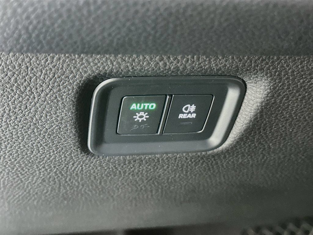 Certified 2025 Porsche Cayenne AWD/4WD image 11