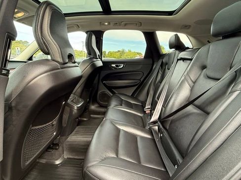Used 2022 Volvo XC60 B5 Momentum w/ Climate Package image 18