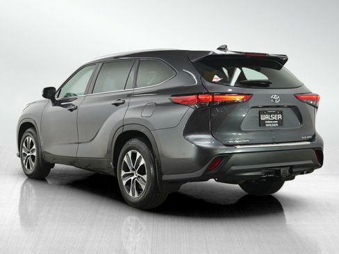 Used 2023 Toyota Highlander XLE AWD/4WD image 3