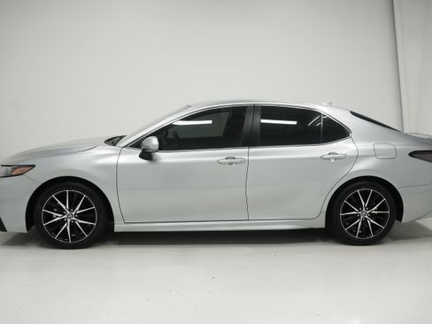 Used 2024 Toyota Camry SE FWD image 7