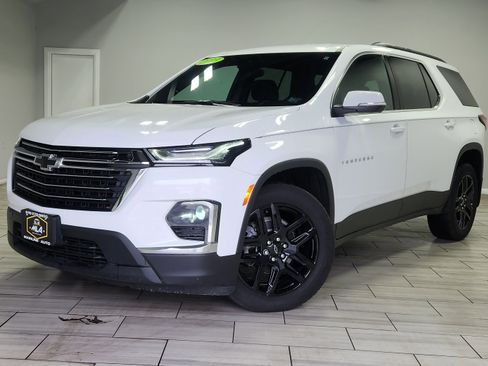 Used 2023 Chevrolet Traverse LT image 1