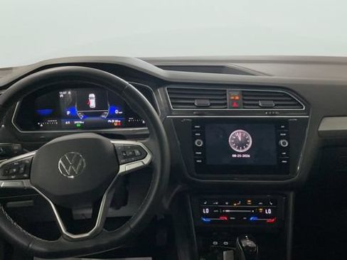 Certified 2024 Volkswagen Tiguan SE w/ Panoramic Sunroof Package AWD/4WD image 10