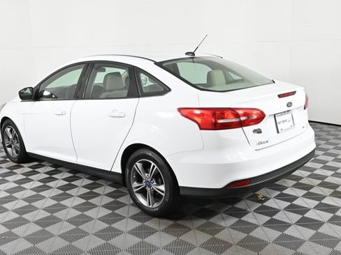 Used 2018 Ford Focus SE w/ SE Appearance Package image 5