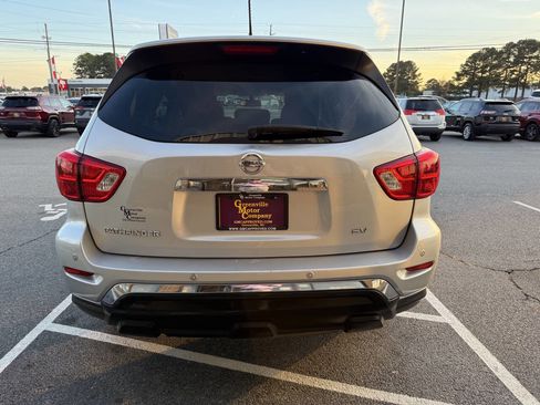 Used 2017 Nissan Pathfinder SV image 11