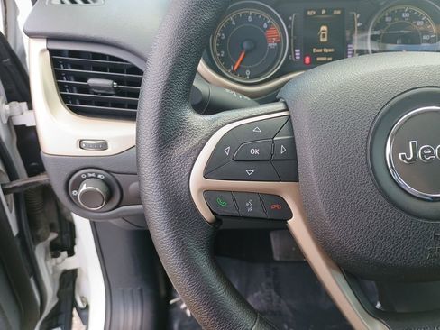 Used 2016 Jeep Cherokee Sport FWD image 25