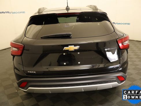 Used 2025 Chevrolet Trax LT FWD image 8