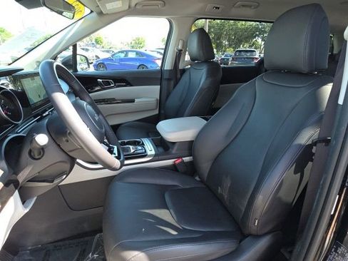 Used 2023 Kia Carnival EX FWD image 5