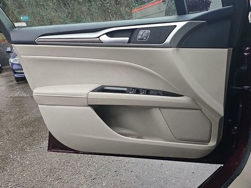 Used 2017 Ford Fusion SE image 19