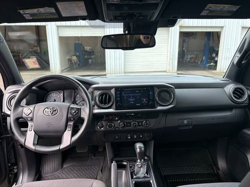 Used 2018 Toyota Tacoma TRD Off-Road AWD/4WD image 18