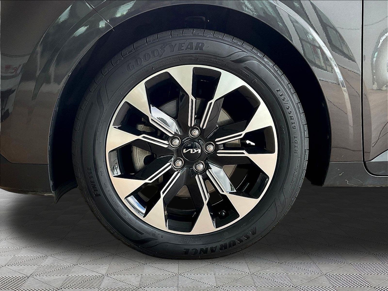 Used 2024 Kia Carnival EX FWD image 32