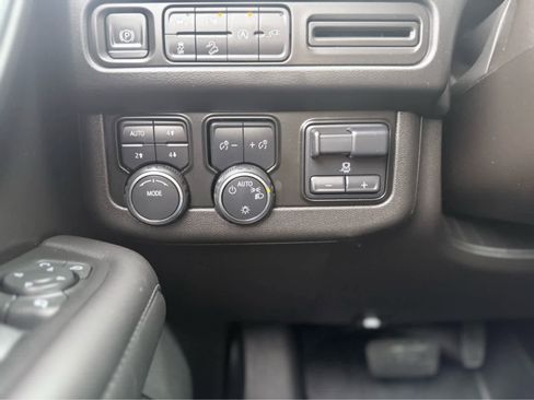 Used 2021 Chevrolet Tahoe Z71 w/ Luxury Package image 17