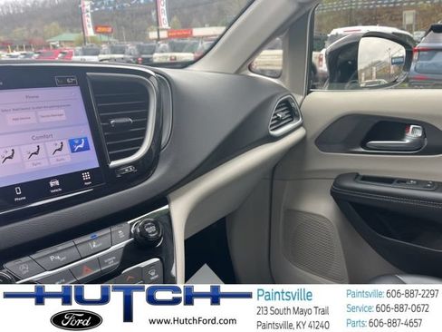 Used 2024 Chrysler Pacifica Touring-L FWD image 38