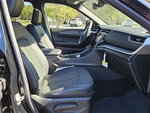 New 2025 Jeep Grand Cherokee Altitude image 15
