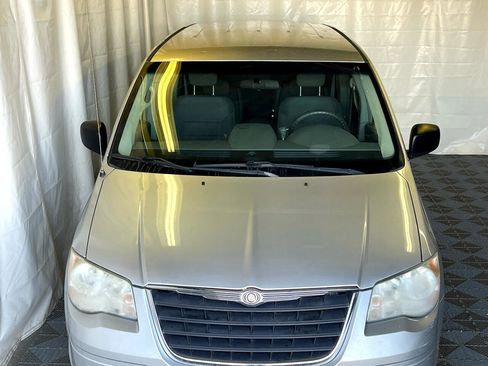Used 2008 Chrysler Town & Country LX image 2