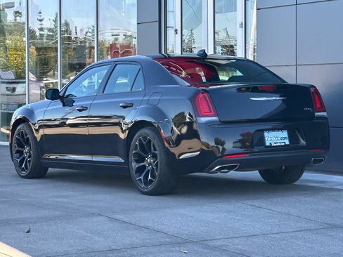 Used 2019 Chrysler 300 S RWD image 5