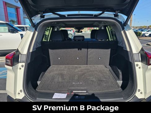 Used 2023 Nissan Rogue SV w/ SV Premium B Package image 12