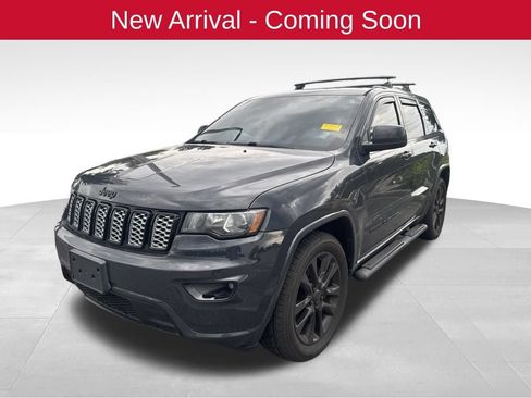 Used 2018 Jeep Grand Cherokee Altitude AWD/4WD image 2