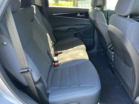 Used 2016 Kia Sorento LX image 19