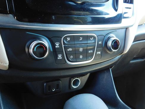Used 2023 Chevrolet Traverse LS AWD/4WD image 16