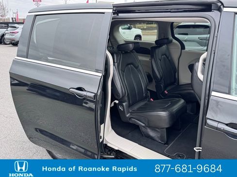 Used 2023 Chrysler Pacifica Touring-L image 28