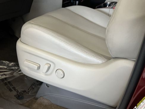 Used 2014 Toyota Sienna XLE w/ Entertainment Package FWD image 13