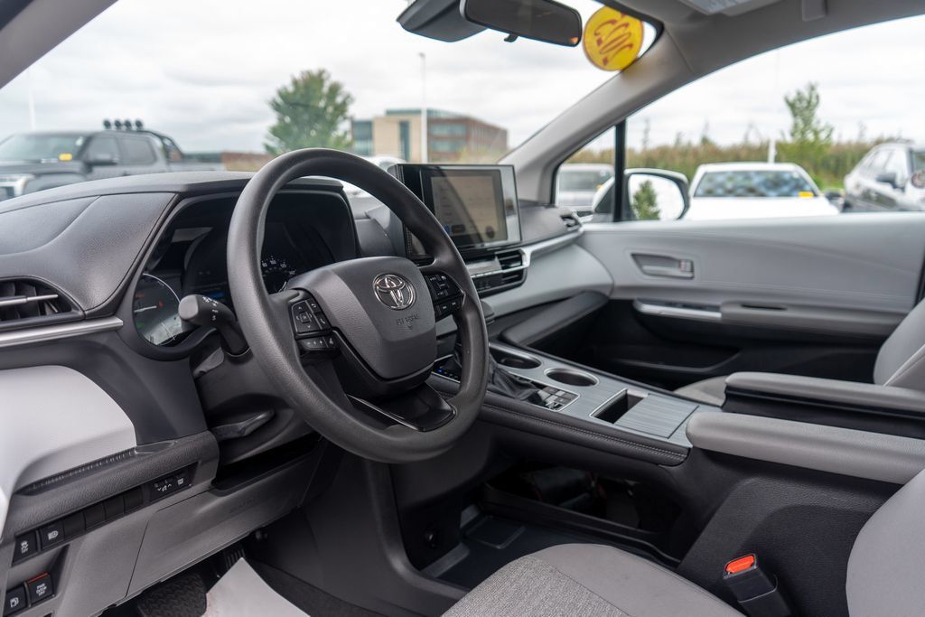 Used 2025 Toyota Sienna LE FWD image 20
