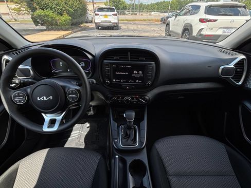 Used 2025 Kia Soul LX w/ LX Technology Package FWD image 31
