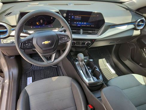 Used 2025 Chevrolet Trax LT FWD image 9