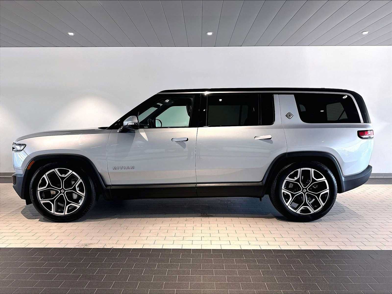 Used 2025 Rivian R1S Adventure Dual AWD/4WD image 2