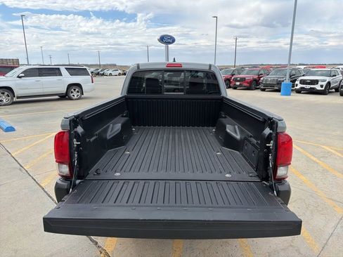 Used 2019 Toyota Tacoma SR5 w/ SR5 Appearance Package (SM) AWD/4WD image 7