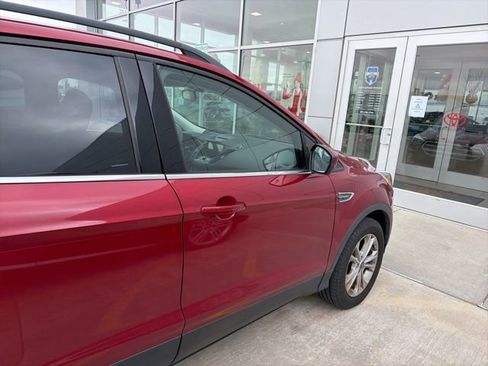 Used 2018 Ford Escape SE w/ SE Sync 3 Package image 9