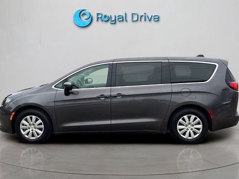 Used 2021 Chrysler Voyager L FWD image 3