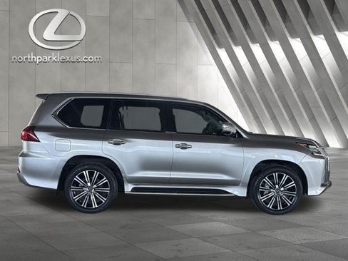 Used 2020 Lexus LX 570 4WD w/ Luxury Package image 4