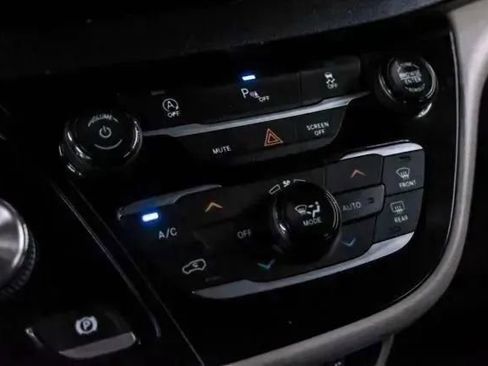 Used 2018 Chrysler Pacifica Touring Plus w/ Tire & Wheel Group FWD image 30