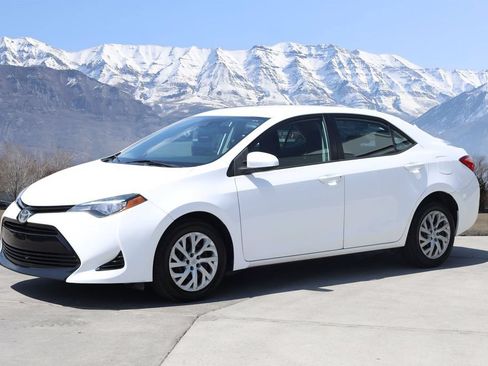 Used 2017 Toyota Corolla LE FWD image 2
