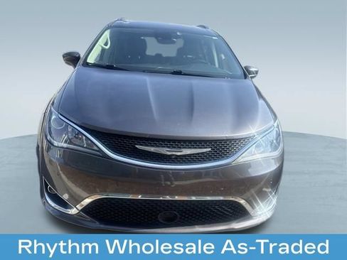 Used 2018 Chrysler Pacifica Touring-L w/ Advanced Safetytec Group FWD image 2