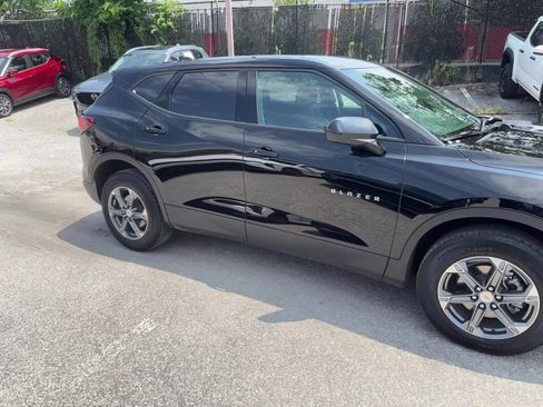 Used 2025 Chevrolet Blazer LT FWD image 2