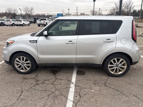 Used 2017 Kia Soul + image 2