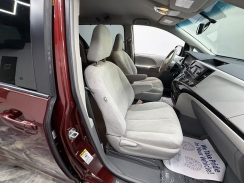 Used 2012 Toyota Sienna LE FWD image 19