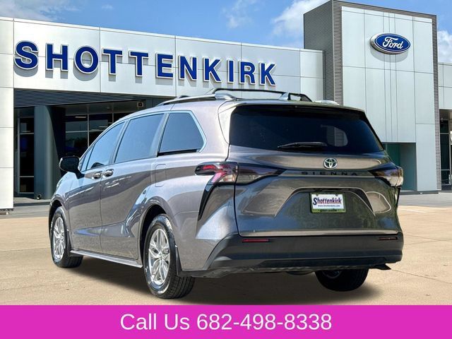 Used 2023 Toyota Sienna LE FWD image 6