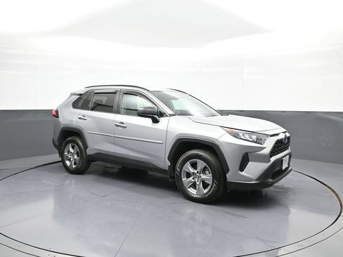 Certified 2022 Toyota RAV4 LE AWD/4WD image 4