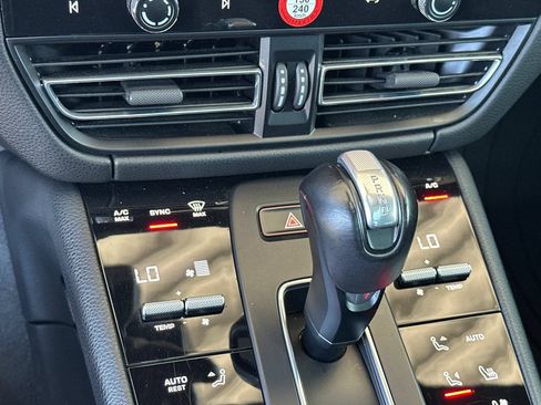 Used 2024 Porsche Macan AWD/4WD image 29